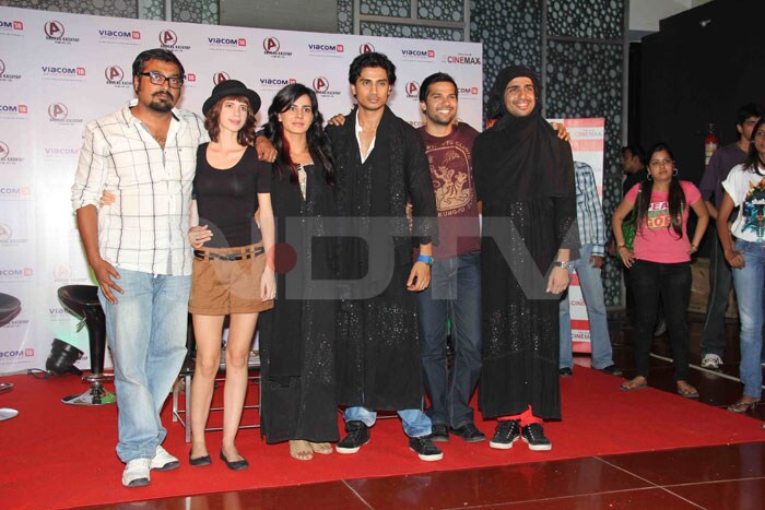 At the <i>Shaitan</i> press conference the entire cast poses for the cameras. L to R : Anurag Basu, Kalki Koechlin, Kirti Kulhari, Shiv Pandit, Neil Bhoopalam and Gulshan Devaiya.