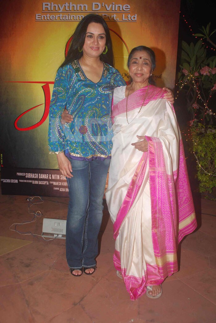 The beautiful Padmini Kolhapure and Asha Bhosle were present at the wrap up party of the Asha Bhosle starrer <i>Maaee</i>.