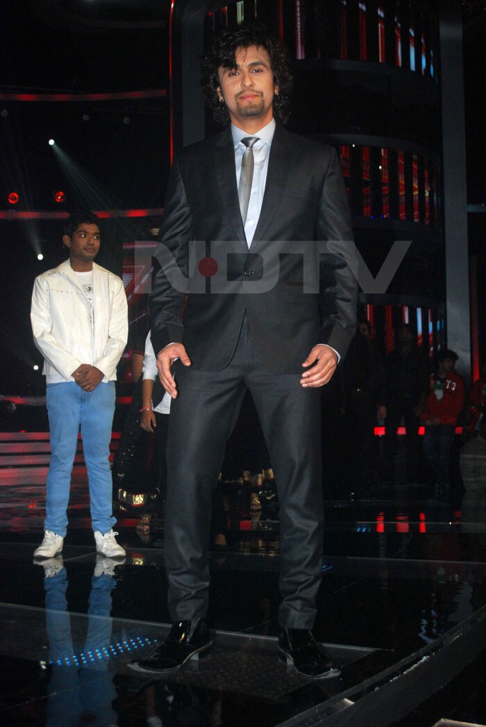 Sonu Nigam brings in his signature pose and pointy shoes.