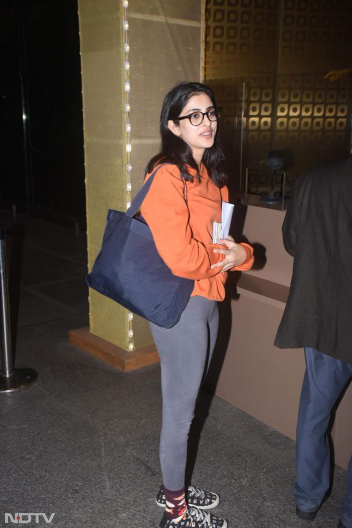 मुंबई एयरपोर्ट पर नज़र आए अनुष्का शर्मा-विराट कोहली और रकुल प्रीत-जैकी भगनानी
