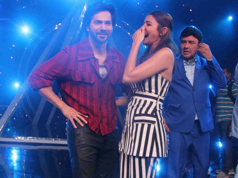 Photo : Anushka And Varun Had Crazy Fun On Indian Idol Sets