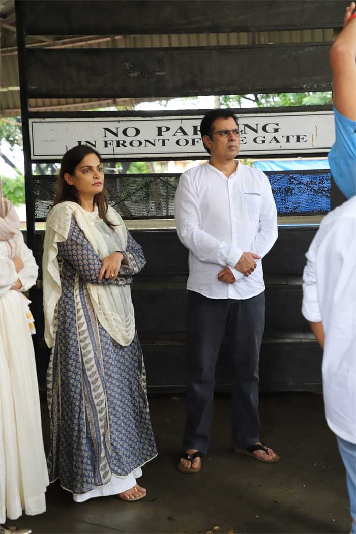 Areef Patel\'s Funeral: Rohit Roy, Alvira Khan Agnihotri And Wardha Nadiadwala Bid Their Final Goodbyes