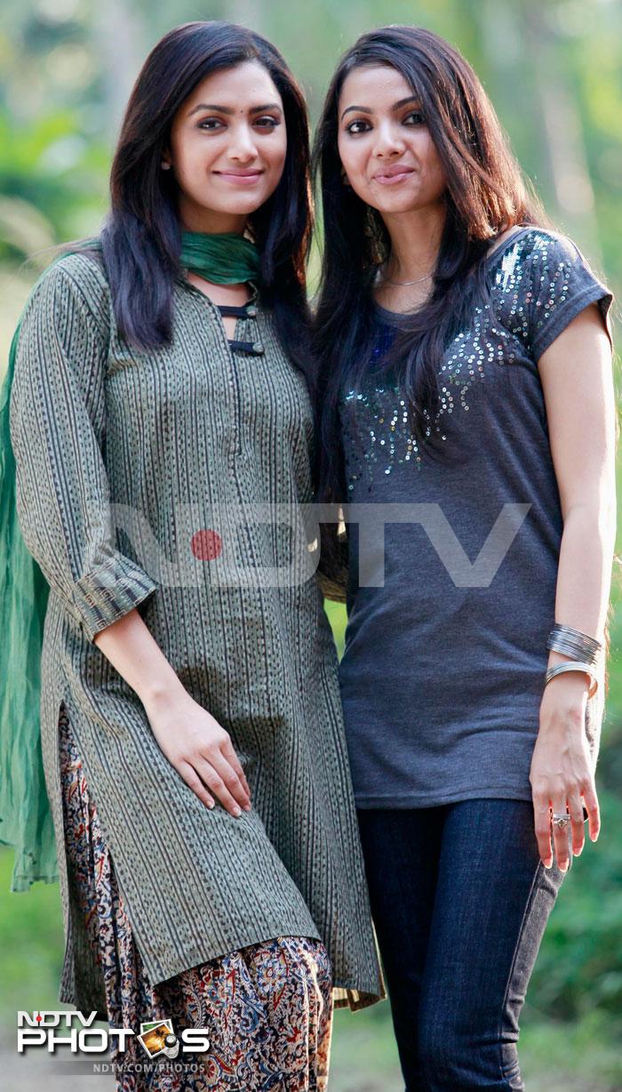 Samvrutha Sunil and Mamta Mohandas in a pose.