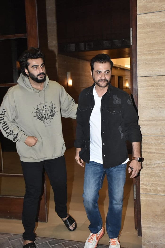 Arjun Kapoor and Sanjay Kapoor were spotted outside Malaika Arora's house in Bandra.