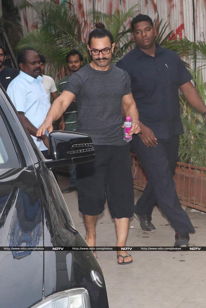 The cameras spotted Aamir Khan at a cafe in Bandra. He is currently filming <i>Thugs Of Hindostan</i>.