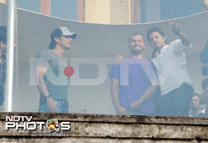 Sreesanth shows him how to pose, as Arjun looks on.