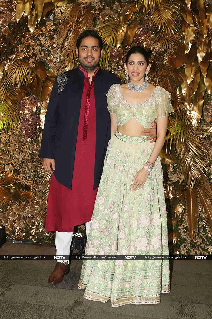 Shah Rukh Khan, Rekha, Alia Bhatt, The Kapoors And Others Add Stardust To Armaan Jain And Anissa Malhotra\'s Wedding Reception