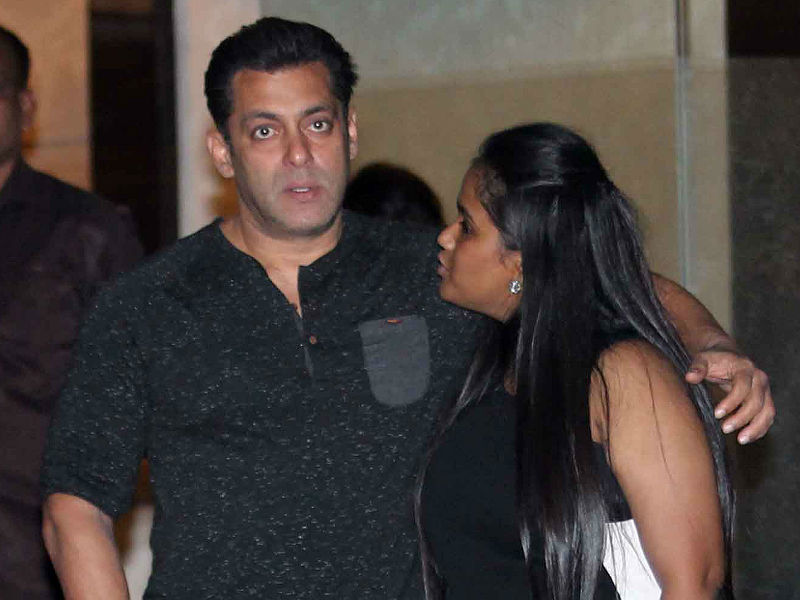 Salman Khan And Friends Reach Arpita's Place For Anniversary Dinner Salman Khan And Friends Reach Arpita's Place For Anniversary Dinner