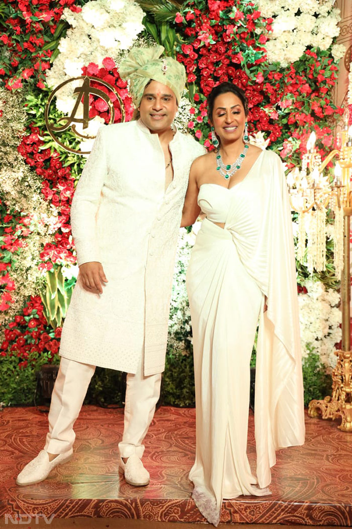 Arti's brother and comedian Krushna Abhishek and his wife Kashmera Shah were twinning and winning in white. (Image courtesy: Varinder Chawla)