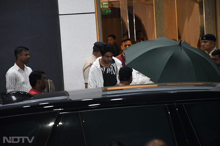 Aryan Khan was pictured exiting the airport premises in Mumbai. (Image Courtesy: Varinder Chawla)