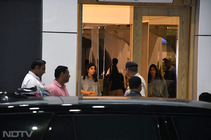 Maheep Kapoor was pictured at the airport in Mumbai. (Image Courtesy: Varinder Chawla)