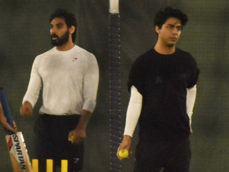 क्रिकेट मैदान पर स्पॉट किए गए आर्यन खान और अहान शेट्टी