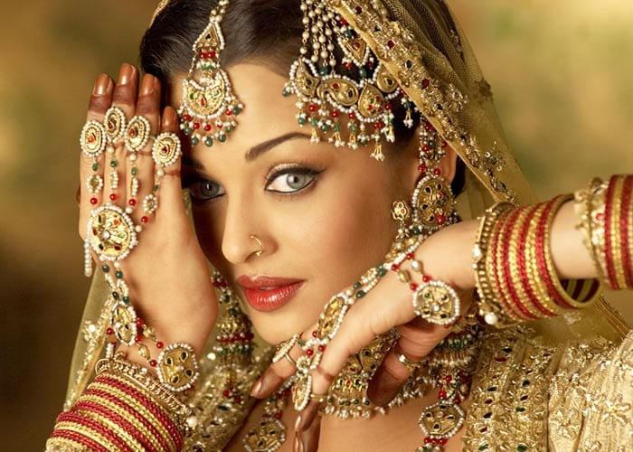 Rekha's breathtaking role as courtesan <i>Umrao Jaan</i> in Muzaffar Ali's 1981 film is a hard act to follow and perhaps Aishwarya is the only current actress who could look as beautiful as Rekha did in the 2006 remake. The movie, which marked the start of the Ash-Abhi love story, failed to impress the critics and audience but there's no denying that it's lead actress looked the part.