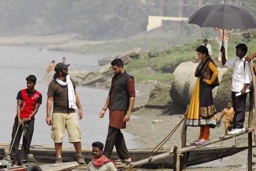 Aishwarya and Abhishek prepare to board a boat for filming on the Ganga river at Agarpara.