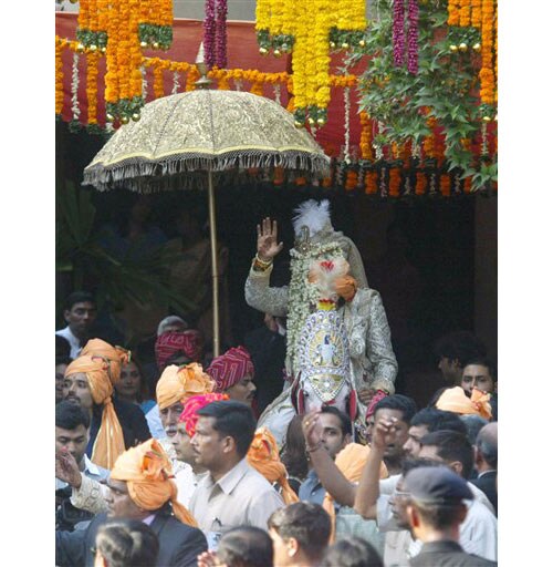 <b><i>Dulha chala</i></b>:  Abhishek with his nephew Agastya