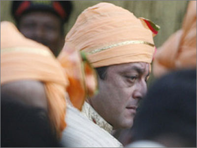 <b>Baraatis arriving</b>: Sanjay Munnabhai Dutt sporting the <i>pagri</i>