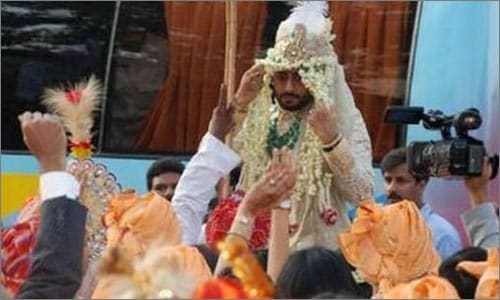 <b>Groom is all set</b>: Abhishek peeping through his <i>sehra</i>