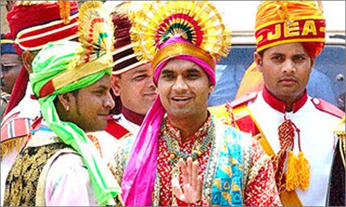 <b><i>Bhangra pao</i></b>: Dancers ready for the baraat on D-Day April 20, 2007