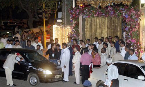 <b>Guests arriving</b>: Amitabh Bachchan's house Jalsa decorated