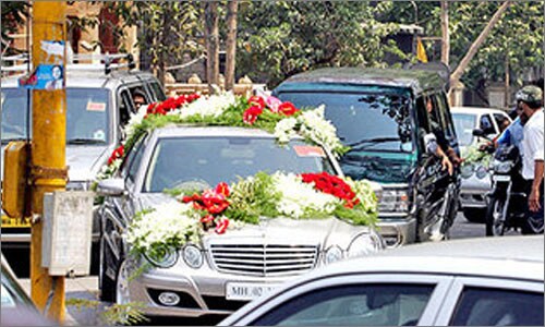 <b>Bride alli re..</b>: Ash's car arriving at one of the houses for the marriage ceremony