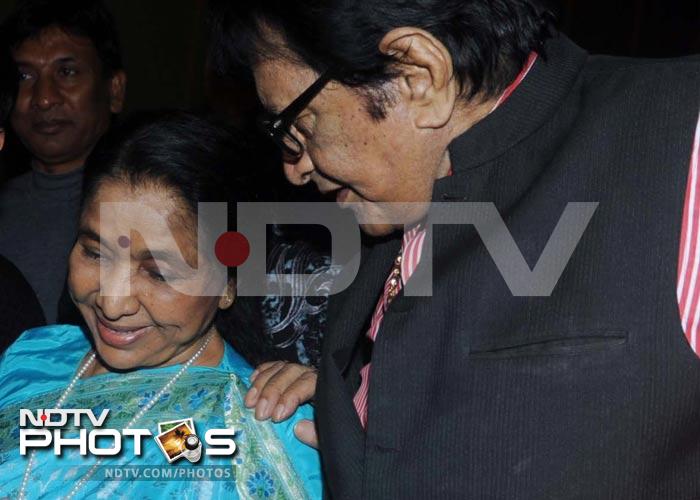 Asha Bhosle celebrates birthday with veteran actor Manoj Kumar