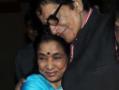 Photo : Asha Bhosle celebrates birthday with veteran actor Manoj Kumar