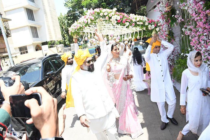 सोनाली सहगल ने अपने खास दिन के लिए पेस्टल पिंक लहंगा पहना था, जिसमें वह बेहद खूबसूरत लग रही थीं. (फोटो: वरिंदर चावला)