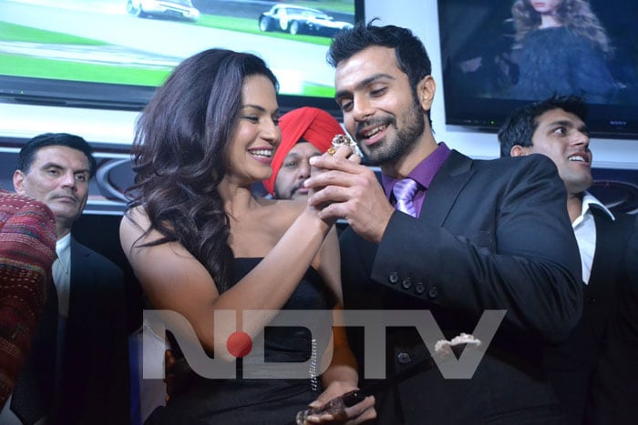 Veena Malik offers a piece of cake to Ashmit Patel