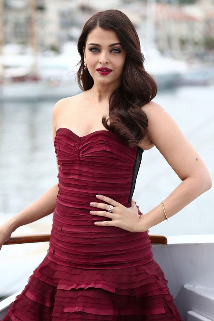 At Cannes, Aishwarya\'s Jazbaa in Oscar de la Renta