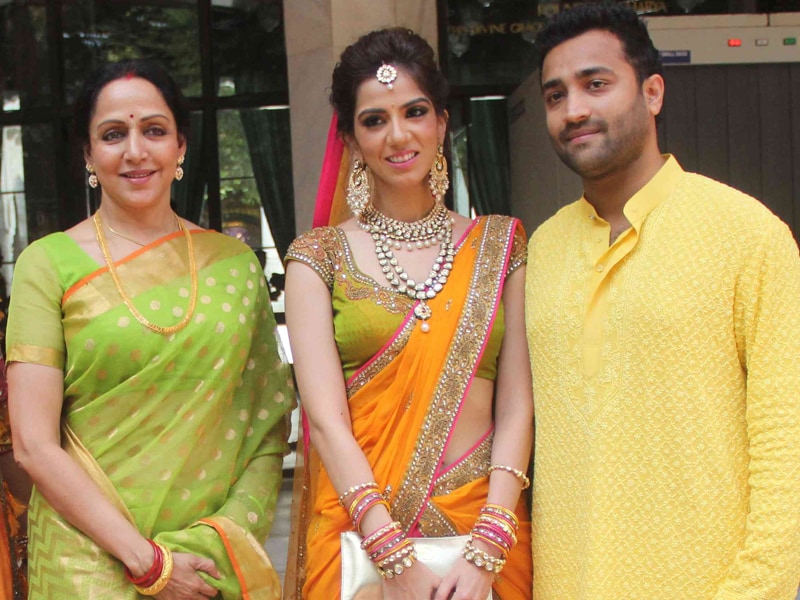 Photo : Hema Malini, Aishwarya's Parents Attend Nishka Lulla's Wedding