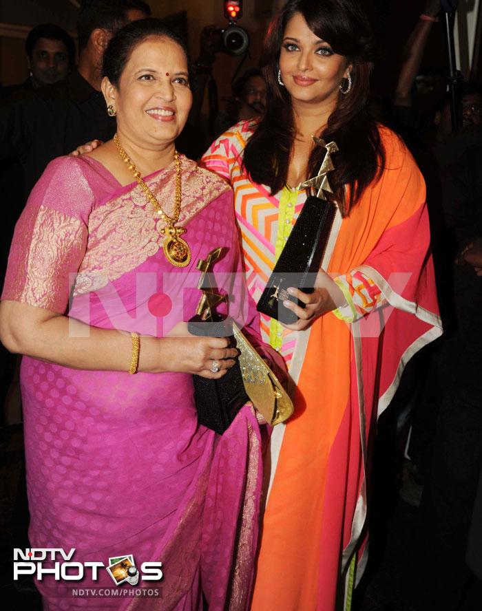 Aishwarya dazzles, steps out with mom Vrinda