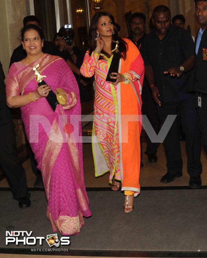 Aishwarya dazzles, steps out with mom Vrinda