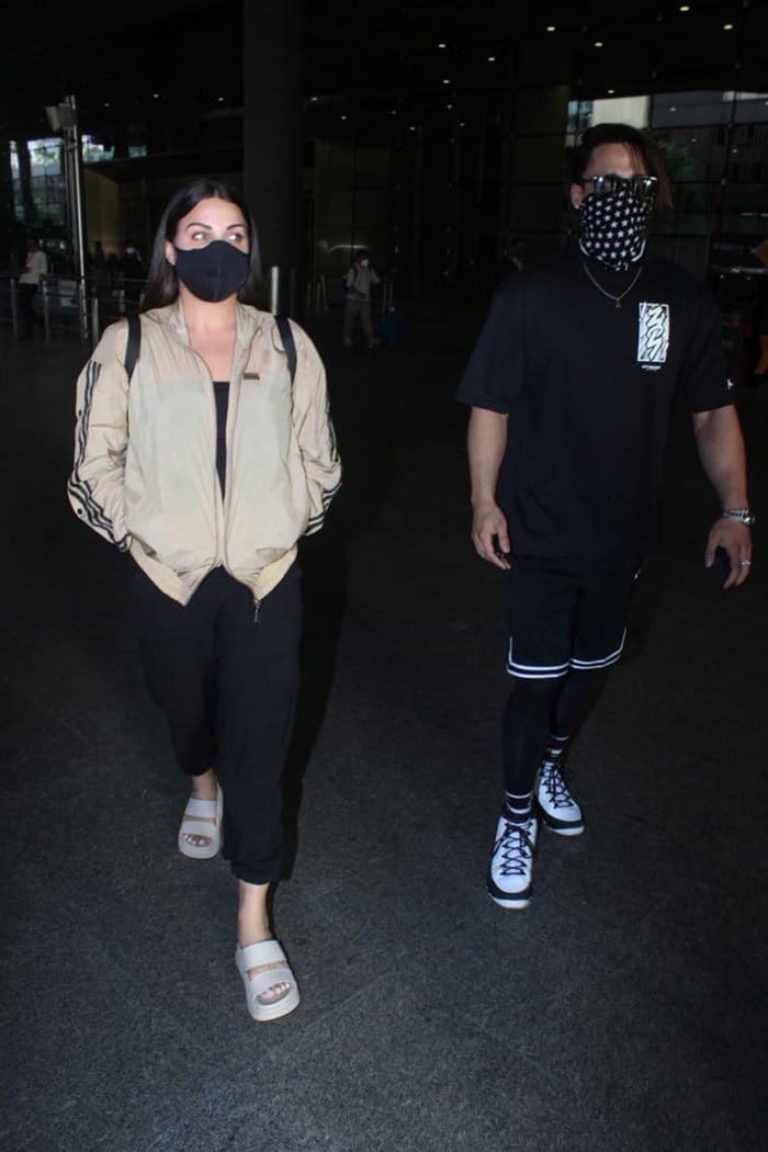 Asim Riaz was snapped with his girlfriend and actress Himanshi Khurana at the Mumbai airport yesterday.