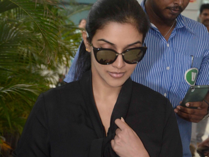 Photo : Black is the New White for Asin This Summer