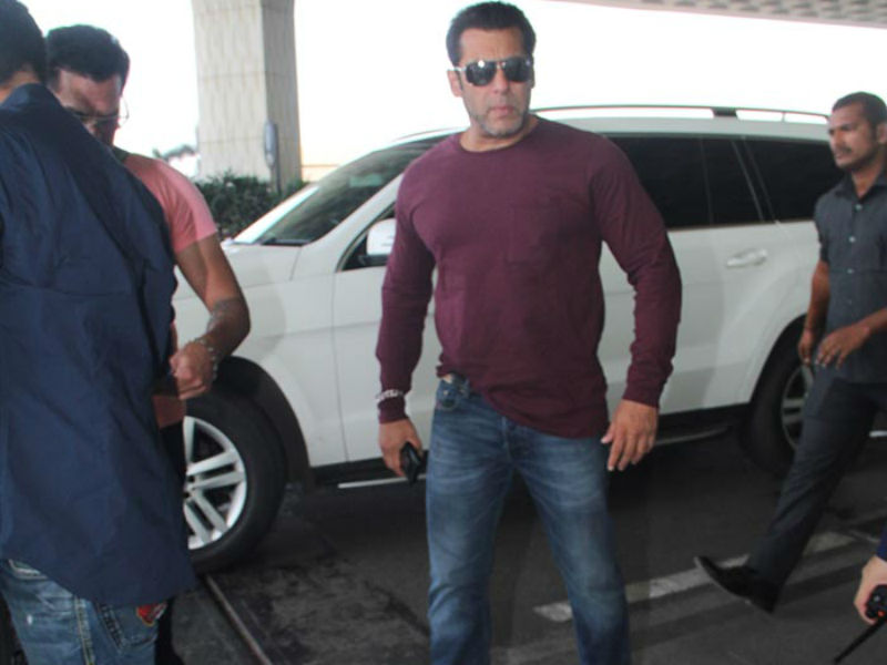 मुंबई एयरपोर्ट पर नजर आए सलमान, आयुष्मान और परिणीति मुंबई एयरपोर्ट पर नजर आए सलमान, आयुष्मान और परिणीति