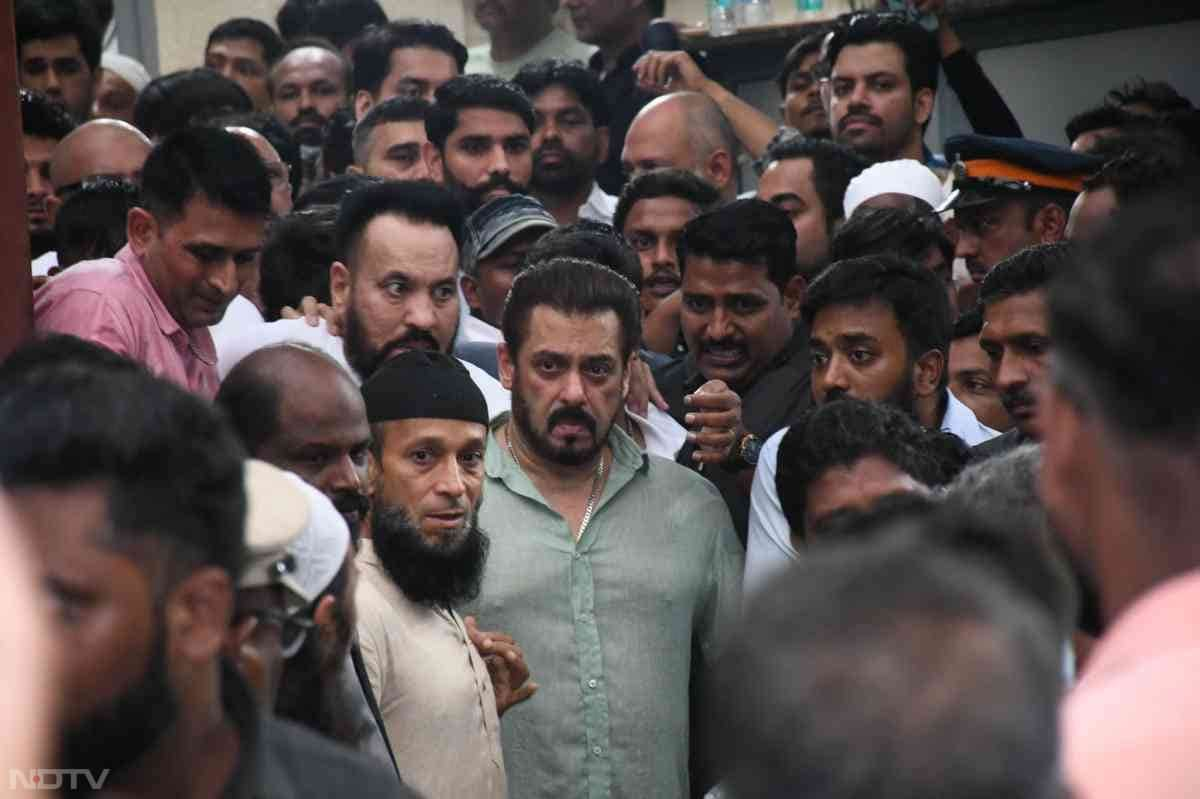 Salman Khan, a close friend of Baba Siddique, paid his condolence at the leader's Mumbai residence. (Image Courtesy: Varinder Chawla)