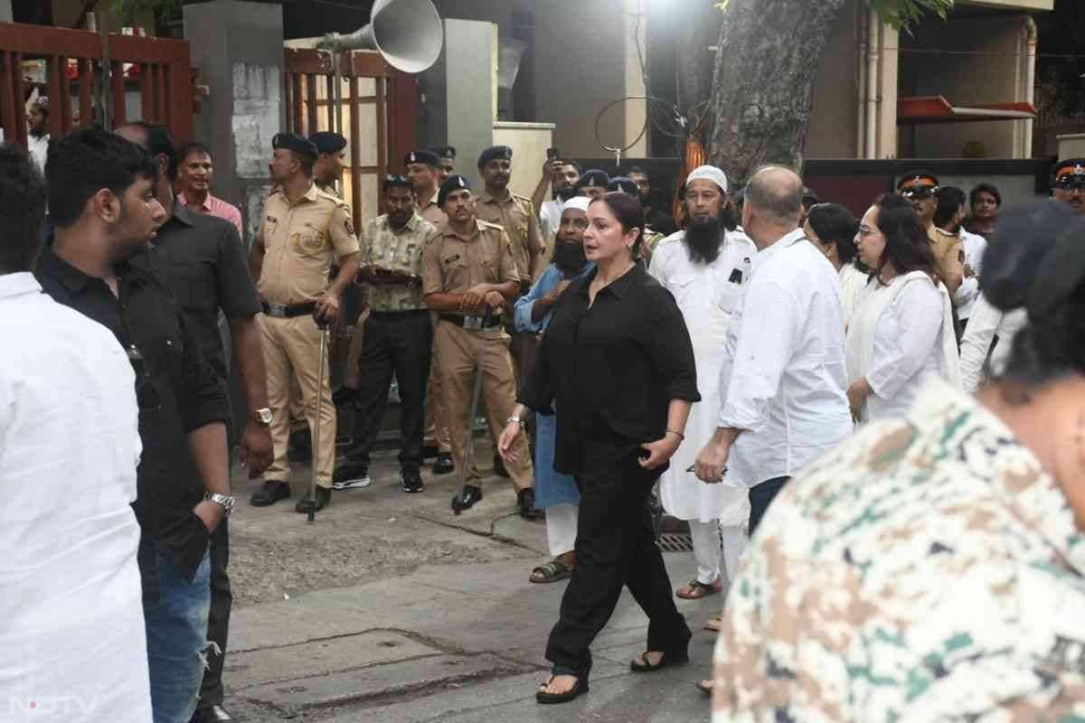 Pooja Bhatt attended the last rites. (Image Courtesy: Varinder Chawla)