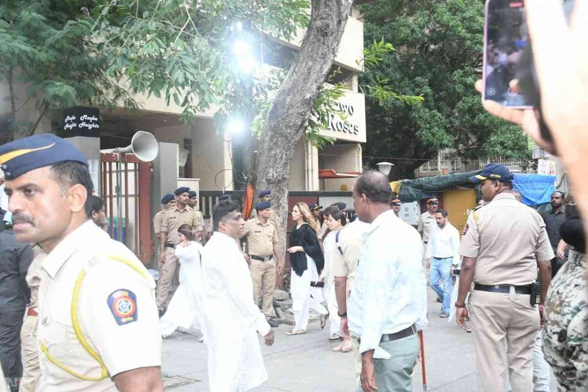 Alvira Khan and Iulia Vantur also arrived to show their last respects. (Image Courtesy: Varinder Chawla)