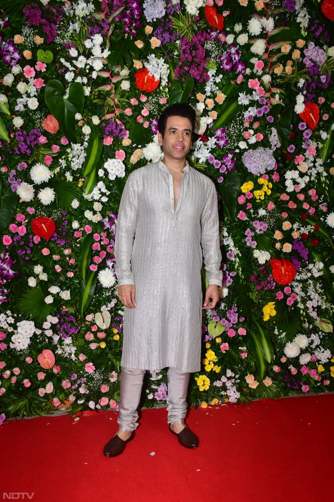 Tusshar Kapoor opted for a stylish grey kurta for the party (Image Courtesy: Varinder Chawla)