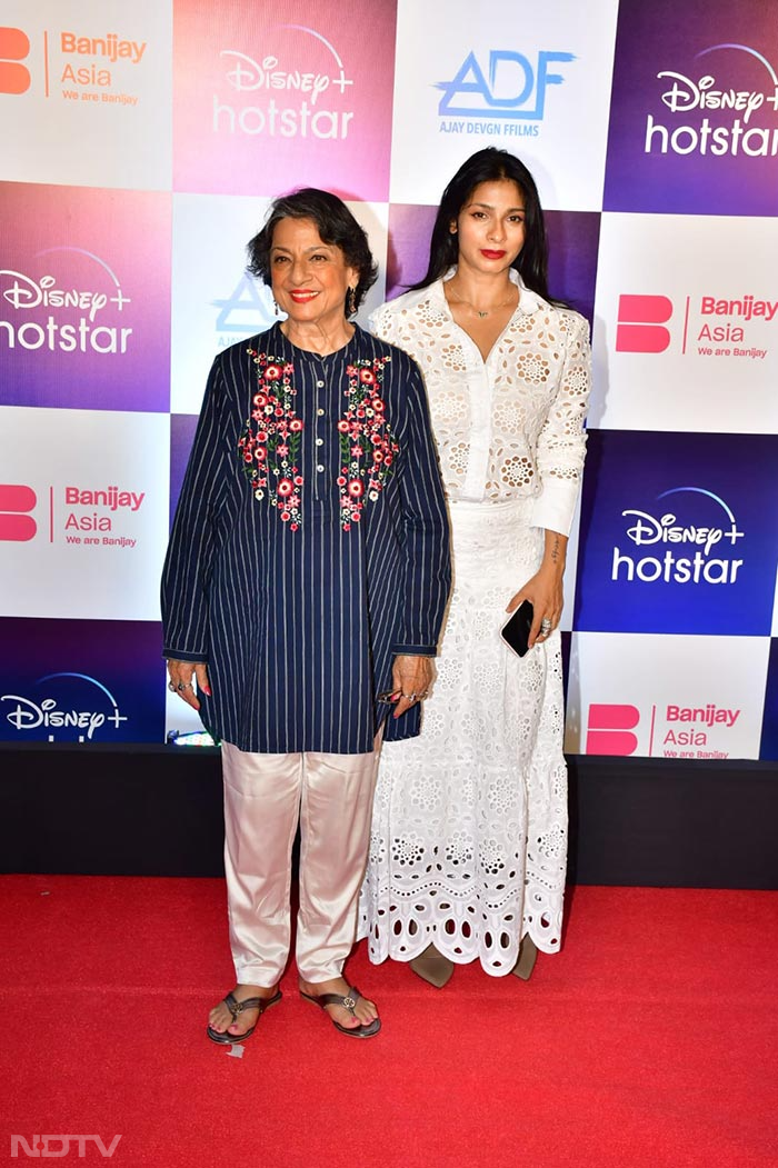 At Kajol\'s The Trial Screening, Tanuja-Tanishaa Formed Her Cheer Squad