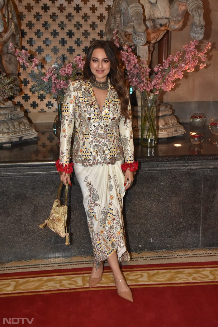 At Raveena Taurani"s Wedding Reception: Ayushmann, Sonakshi, Huma, The Shettys And Others