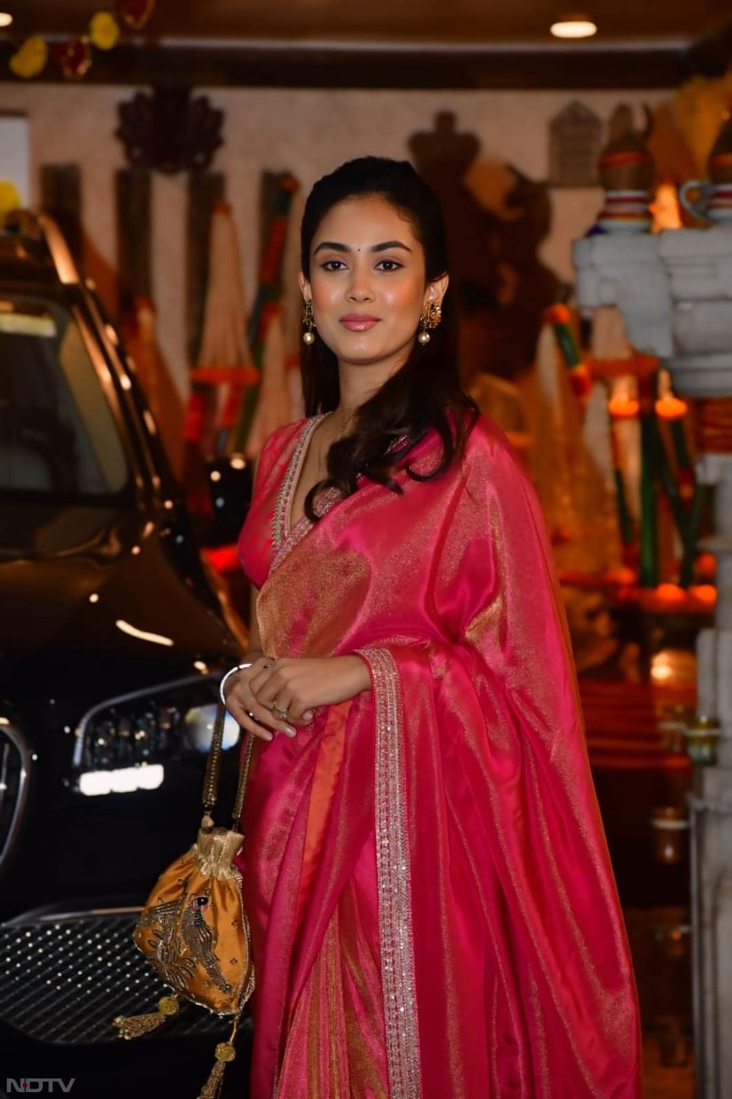 Mira Rajput made heads turn in a pretty pink saree. (Image Courtesy: Varinder Chawla)