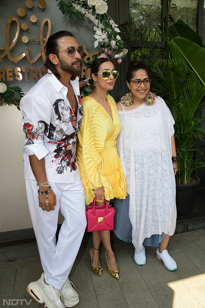 Malaika Arora happily posed with Geeta Kapur and Terence Lewis.(Image Courtesy: Varinder Chawla)