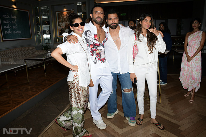 Kubbra Sait, Lopamudra Raut, Rithvik Dhanjani and Terence Lewis happily posed for the shutterbugs in matching white ensembles.(Image Courtesy: Varinder Chawla)