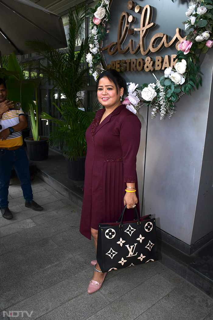 Bharti Singh posed in style. (Image Courtesy: Varinder Chawla)