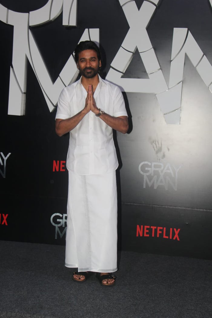 Dhanush arrived in a white kurta and <i>veshti</i> at <i>The Gray Man</i> premiere in Mumbai.