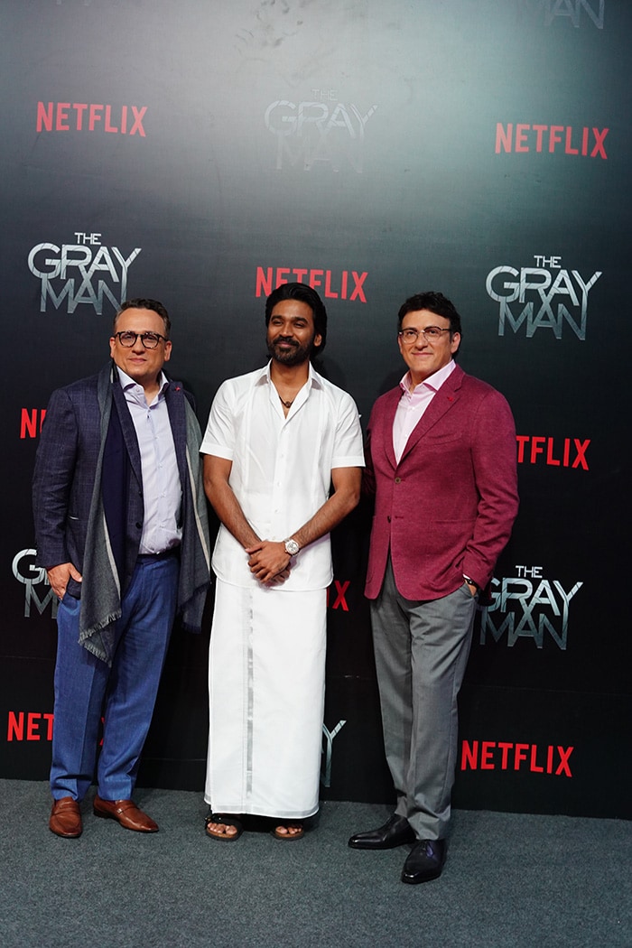 The actor posed with <i>The Gray Man</i> directors Joe and Anthony Russo.