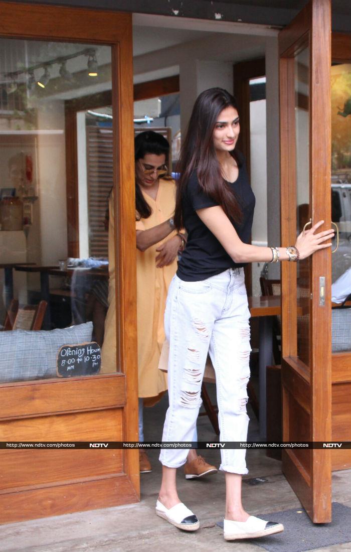 Athiya Shetty\'s Day Out With Mom