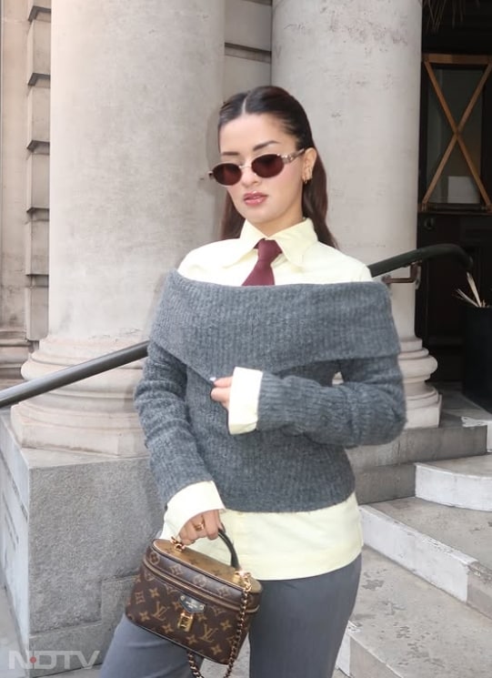 स्लीक हेयरस्टाइल और स्टाइलिश सनग्लासेज उनके पूरे लुक को और भी पावरफुल बना रहे हैं.