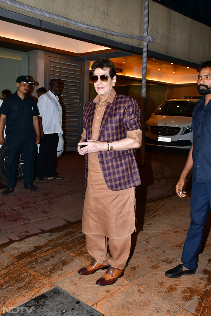 Veteran actor Jeetendra also cheered for team <i>Dream Girl 2</i>. (Image courtesy: Varinder Chawla)
